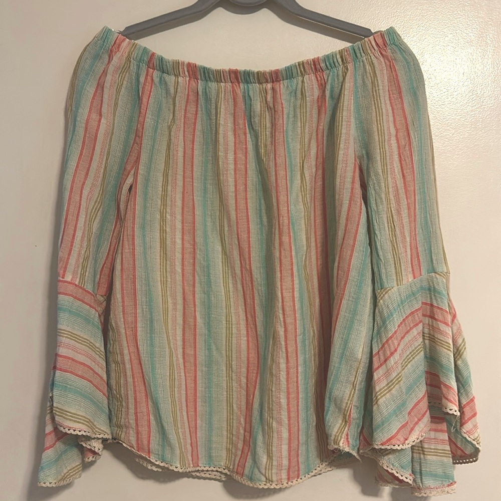 Summer top, could be won off the shoulder